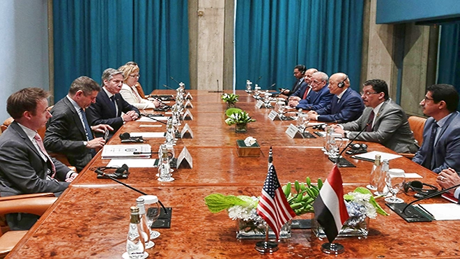 جانب من اجتماع أخير عقد في الرياض بين القيادة اليمنية ووزير الخارجية الأميركي 